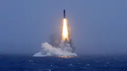 中国海军成功组织潜射战略导弹试射