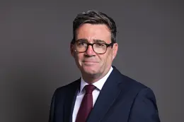 安迪·伯纳姆当选英国工党党首，将接替斯塔默出任英国首相