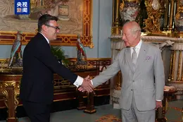 英国国王任命安迪·伯纳姆为新一任首相